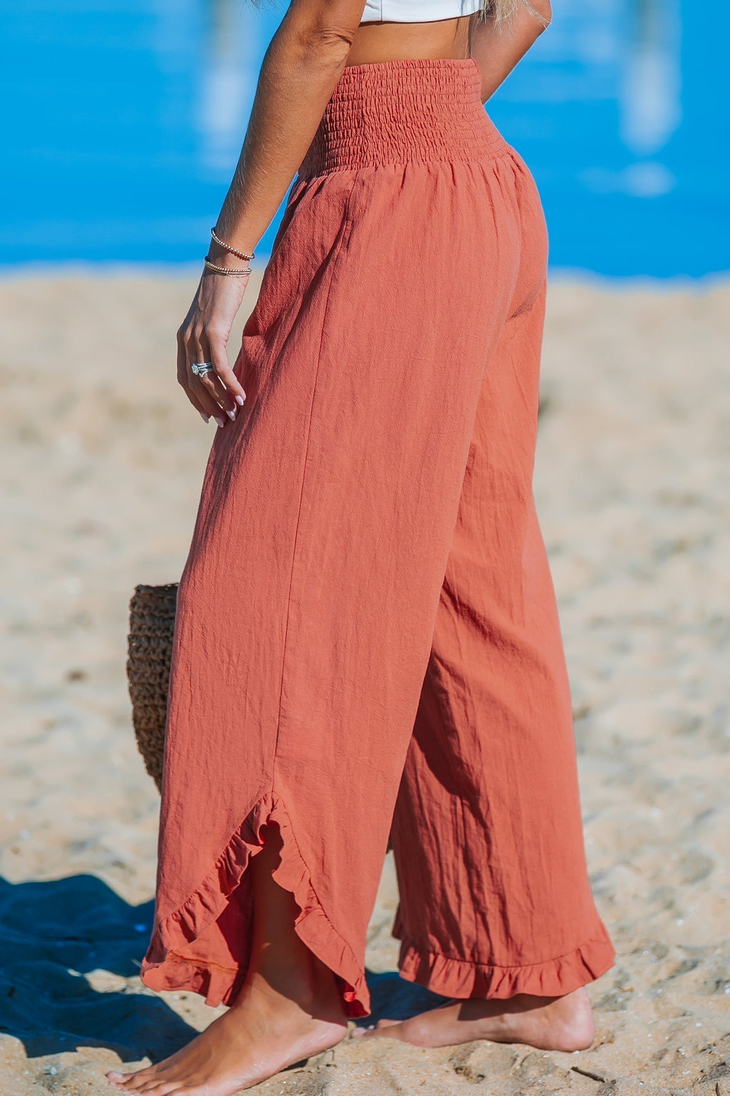 Pantalón ancho con volantes
